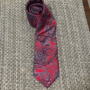 Roundtree & Yorke Paisley Tie in Red and Blue